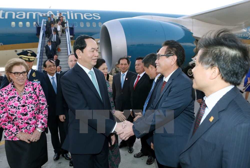 Chủ tịch nước Trần Đại Quang v&agrave; Phu nh&acirc;n tại S&acirc;n bay qu&acirc;n sự số 2 ở thủ đ&ocirc; Lima (Peru). (Ảnh: Nhan S&aacute;ng/TTXVN)