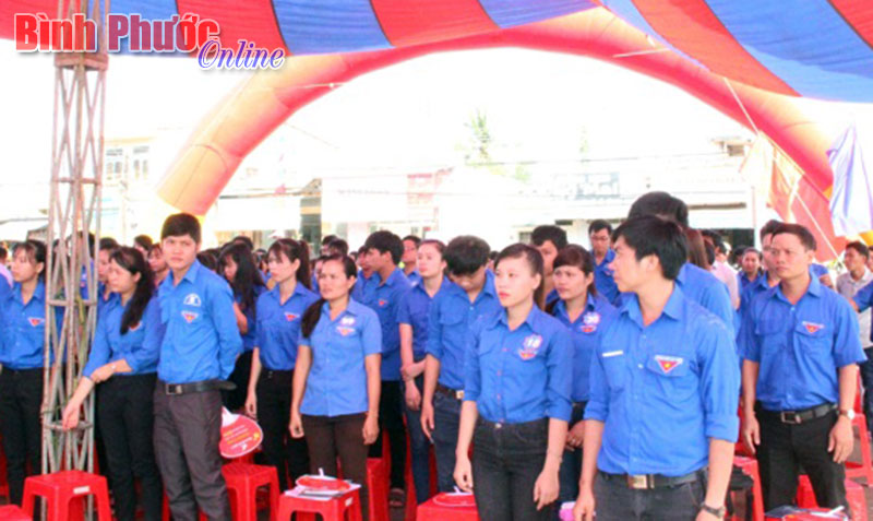 Đoàn viên thanh niên tham gia tưởng niệm các nạn nhân bị tử nạn giao thông