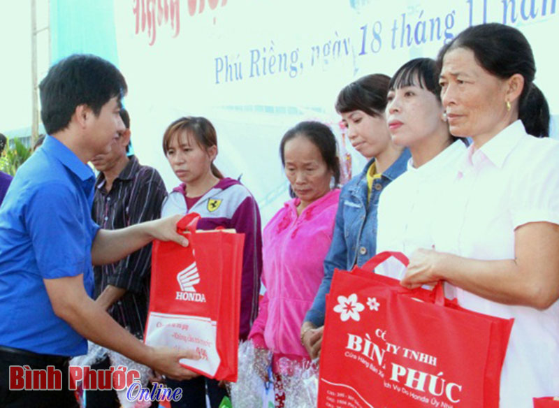 Các gia đình có nạn nhân bị tử nạn do TNGT nhận các phần quà do Công ty Honda Bình Phúc tài trợ