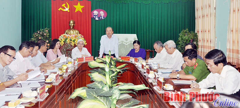 Đồng ch&iacute; V&otilde; Văn Phu&ocirc;ng, Ủy vi&ecirc;n Trung ương Đảng, Ph&oacute; trưởng ban Tuy&ecirc;n gi&aacute;o Trung ương ph&aacute;t biểu tại buổi l&agrave;m việc với Ban Thường vụ Thị ủy Đồng Xo&agrave;i ng&agrave;y 15-8-2016 - Ảnh: Ho&agrave;ng Thu