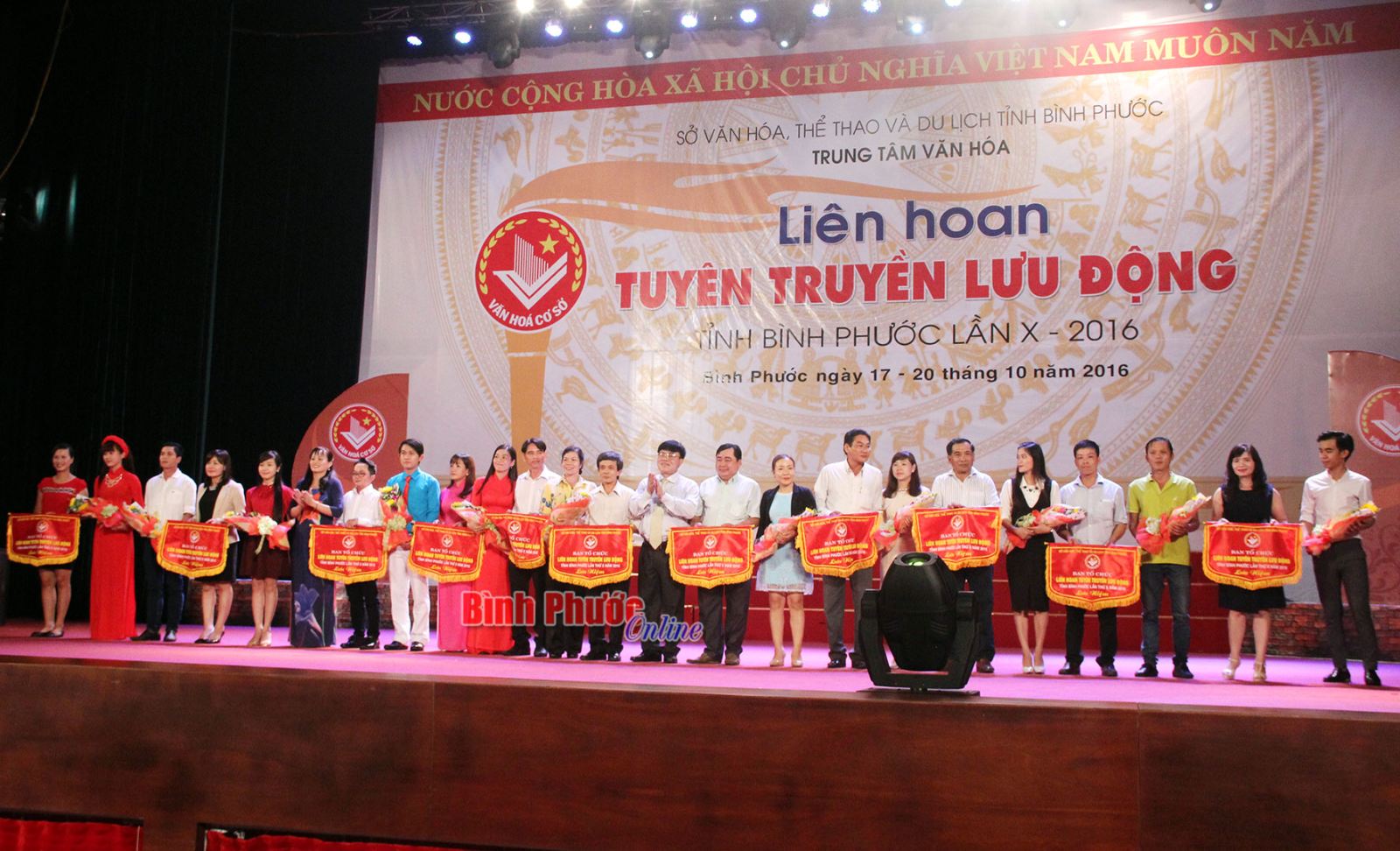 11 đội tuyên truyền lưu động của 11 huyện, thị xã nhận cờ lư niệm của ban tổ chức