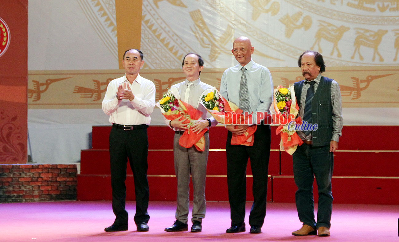 Phó chủ tịch UBND tỉnh Nguyễn tiến Dũng tặng hoa cho ban giám khảo