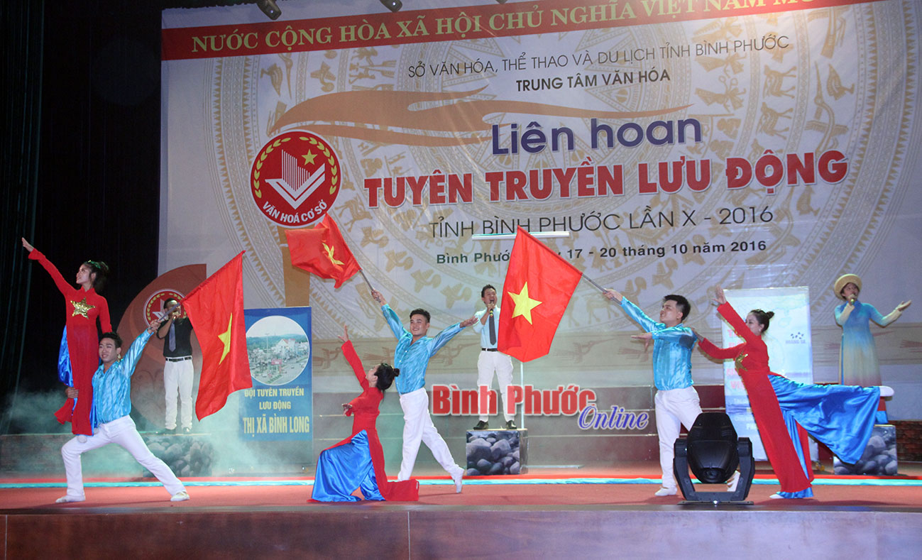 các tiết mục biểu diễn bằng nhiều hình thức phong phú như: Tuyên truyền miệng, cổ động trực quan và văn nghệ tuyên truyền