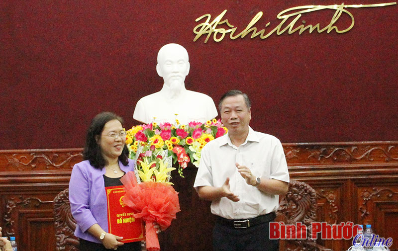 Phó chủ tịch UBND tỉnh Huỳnh Anh Minh trao quyết định bổ nhiệm Phó giám đốc Sở Tài chính Nguyễn Thụy Phương Thảo
