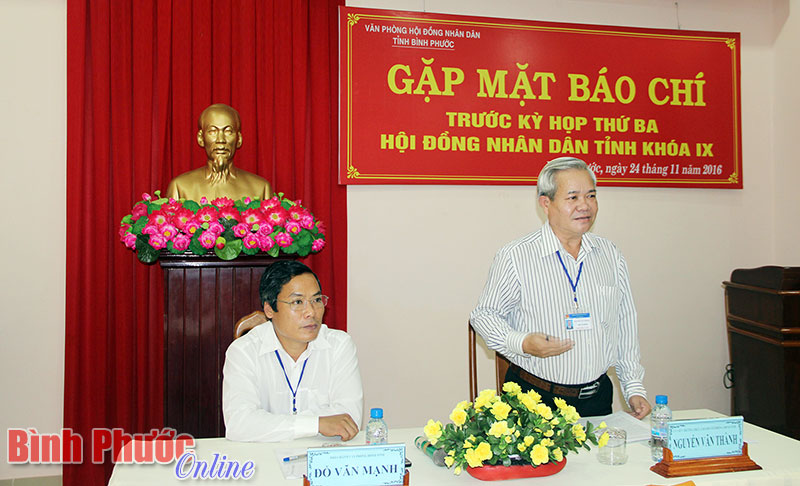 Ch&aacute;nh văn ph&ograve;ng HĐND tỉnh Nguyễn Văn Th&agrave;nh trả lời những nội dung ph&oacute;ng vi&ecirc;n đặt ra tại buổi họp b&aacute;o