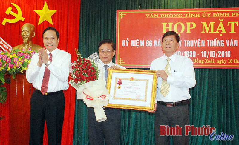 Thừa ủy quyền của Chủ tịch nước, Ph&oacute; b&iacute; thư Tỉnh ủy L&ecirc; Văn Ch&acirc;u trao Hu&acirc;n chương Lao động hạng Nh&igrave; cho Văn ph&ograve;ng Tỉnh ủy