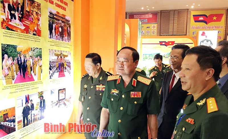 Trung tướng Trần Đơn, Ủy viên Trung ương Đảng, Ủy viên Thường vụ Quân ủy Trung ương, Thứ trưởng Bộ Quốc phòng (thứ hai từ trái sang) xem những hình ảnh về mối quan hệ đoàn kết, hữu nghị giữa hai nước Việt Nam - Campuchia