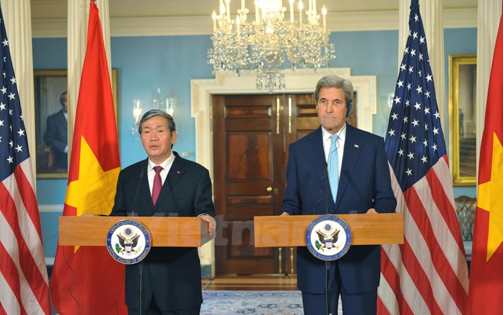 Thường trực Ban Bí thư Đinh Thế Huynh và Ngoại trưởng Hoa Kỳ John Kerry tại buổi họp báo chung sau cuộc hội đàm. 