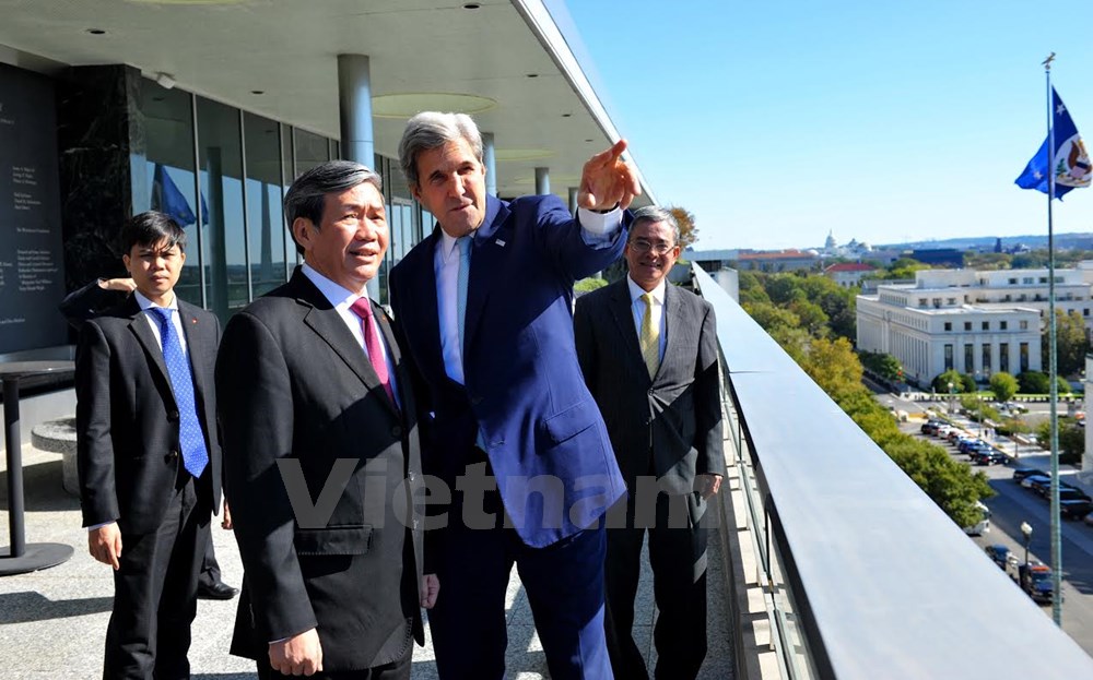 Ngoại trưởng J. Kerry giới thiệu thủ đô Washington với Thường trực Ban Bí thư Đinh Thế Huynh.