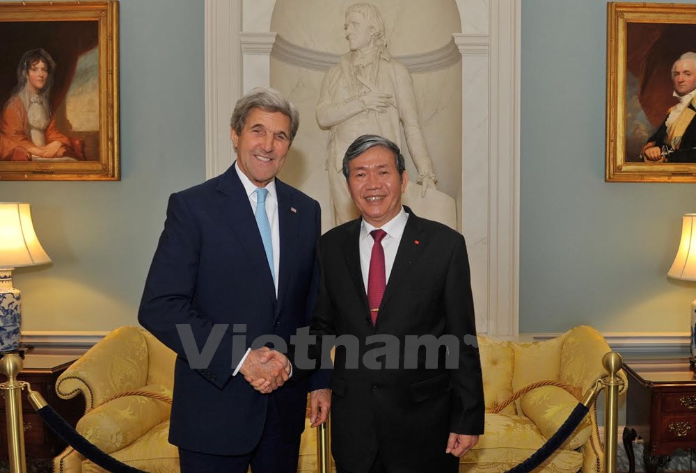 Thường trực Ban Bí thư Đinh Thế Huynh và Ngoại trưởng Hoa Kỳ John Kerry sau cuộc hội đàm. 