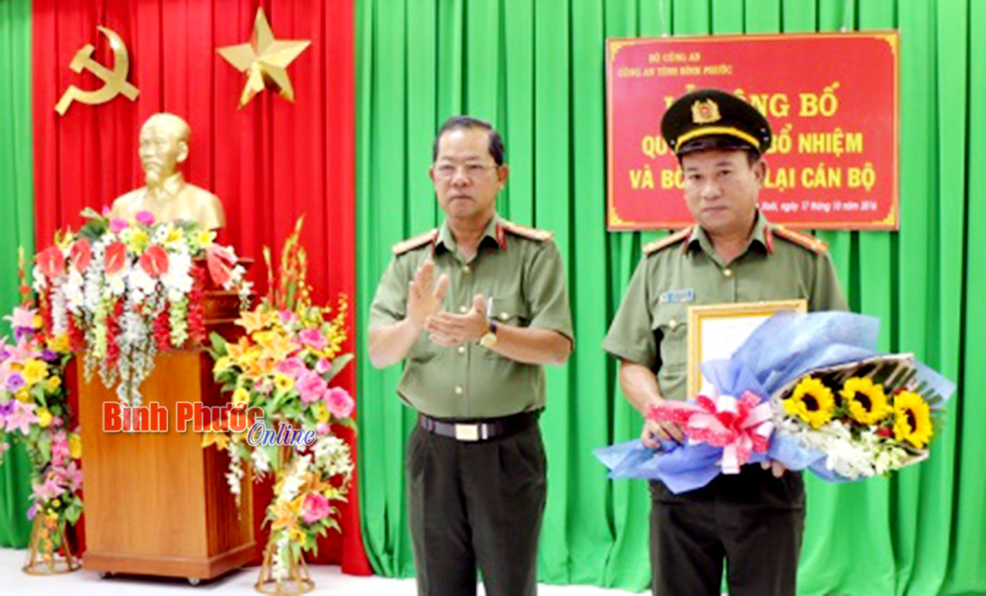 Đại t&aacute; Huỳnh Văn Sách, Ph&oacute; Gi&aacute;m đốc C&ocirc;ng an tỉnh trao quyết định bổ nhiệm lại Đại tá H&ocirc;̀ Thanh Sơn