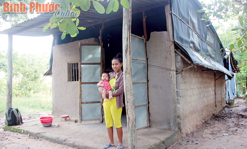Hộ bà Lâm Thị Cúc ở ấp 5 đang sống trong căn nhà tạm vách đất