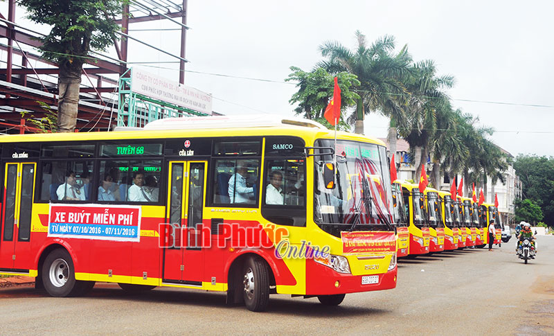Xe buýt tuyến quốc lộ 13 chuẩn bị xuất bến trong ngày khai trương 18-10