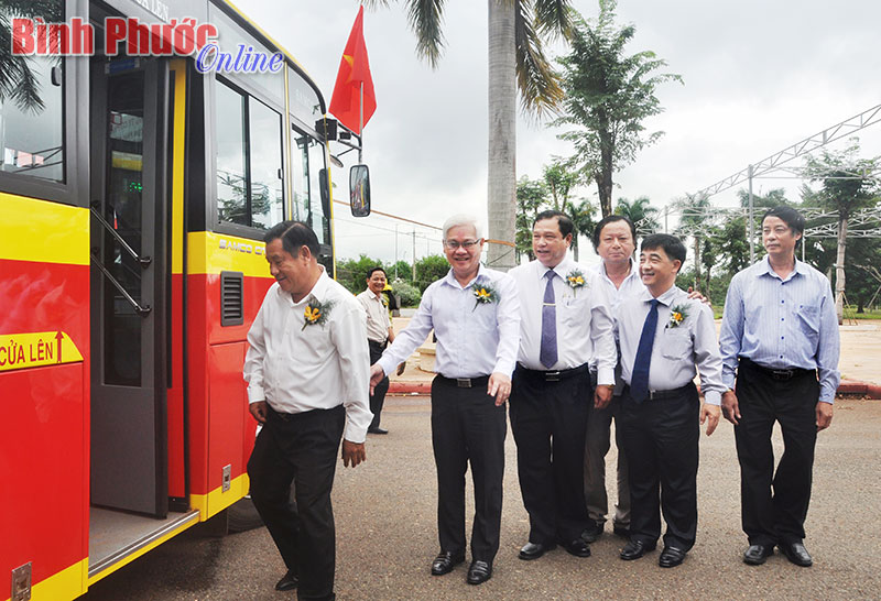 Lãnh đạo tỉnh đi thực tế xe buýt tuyến quốc lộ 13