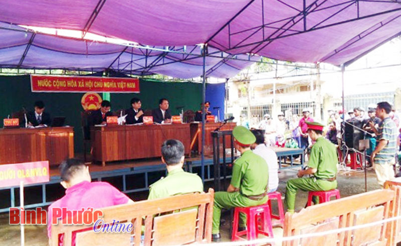 Phiên xét xử lưu động do TAND thị xã Phước Long tổ chức tại phường Phước Bình ngày 18-10-2016