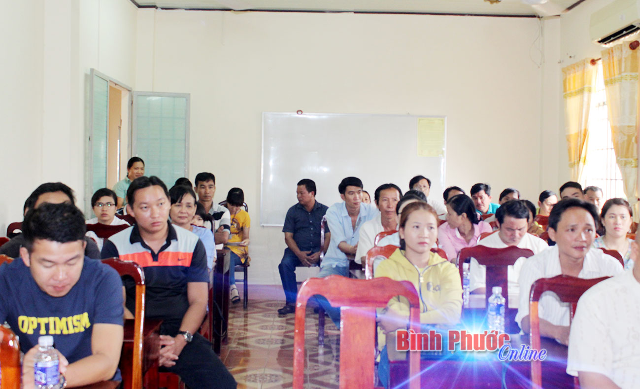 Các chủ cơ sở và nhân viên sản xuất nước đá trên địa bàn tỉnh tham gia lớp tập huấn                   