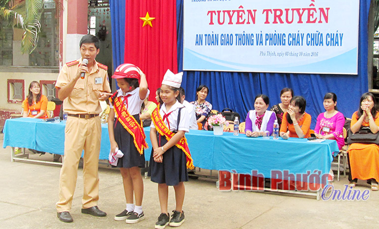 Bình Long​: Hữu ích tuyên truyền ATGT dưới cờ