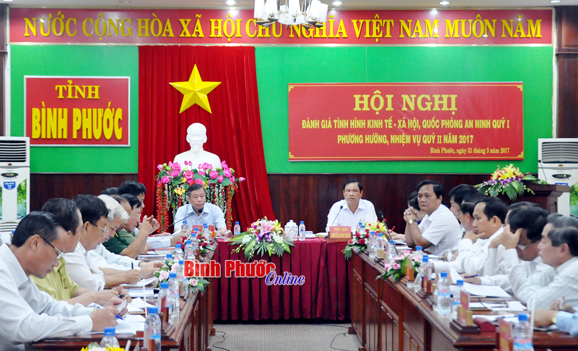 Chủ tịch UBND tỉnh Nguyễn Văn trăm phát biểu kết luận hội nghị