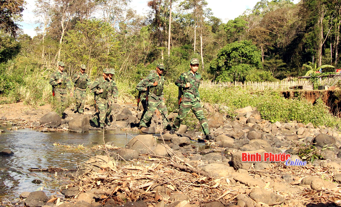 Bộ đội biên phòng Bình Phước tuần tra bảo vệ biên giới