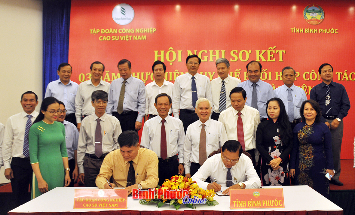 L&atilde;nh đạo UBND tỉnh v&agrave; VRG k&yacute; kết phương hướng thực hiện thỏa thuận hợp t&aacute;c giai đoạn 2017-2020