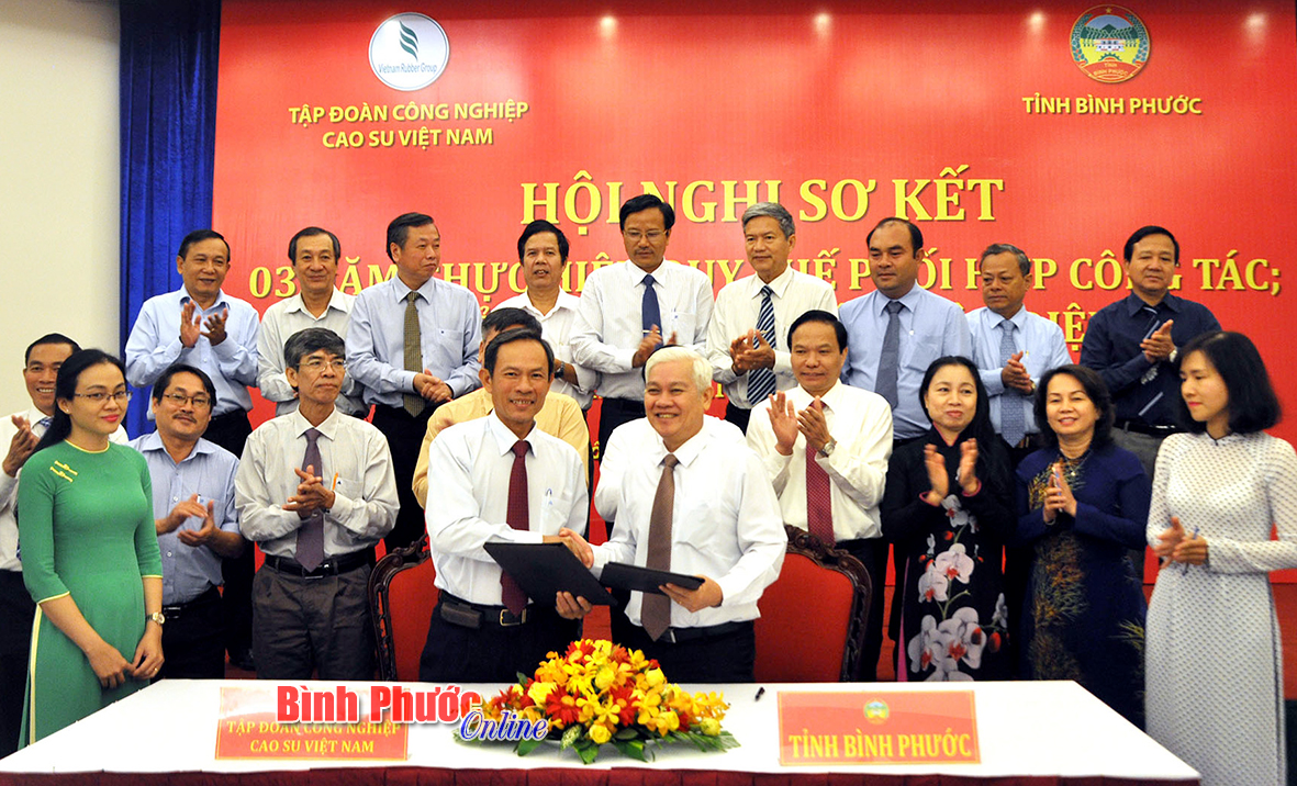 L&atilde;nh đạo Tỉnh ủy B&igrave;nh Phước v&agrave; Đảng ủy VRG k&yacute; kết quy chế phối hợp tại hội nghị