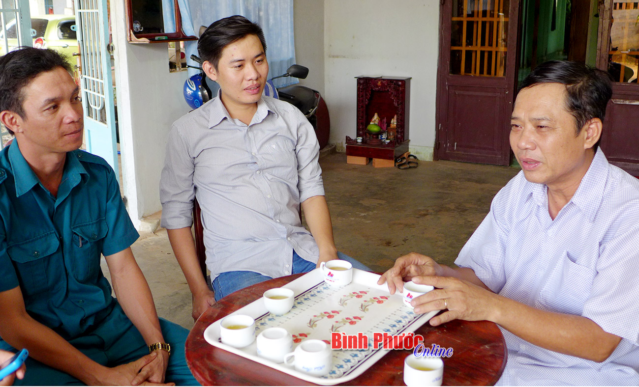 Nguyễn Trung Nghĩa (giữa) v&agrave; ba (phải)