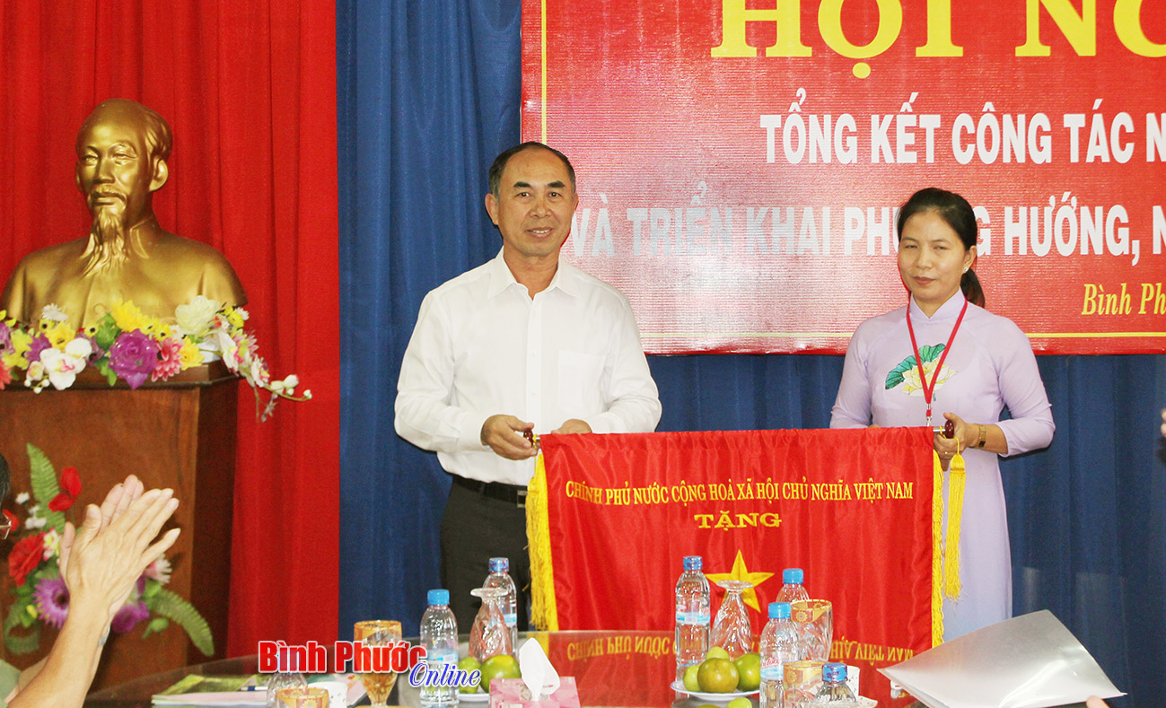 Thừa ủy quyền của Thủ tướng Chính phủ, Phó chủ tịch UBND tỉnh Nguyễn Tiến Dũng tặng cờ thi đua của Chính phủ cho Sở Ngoại vụ
