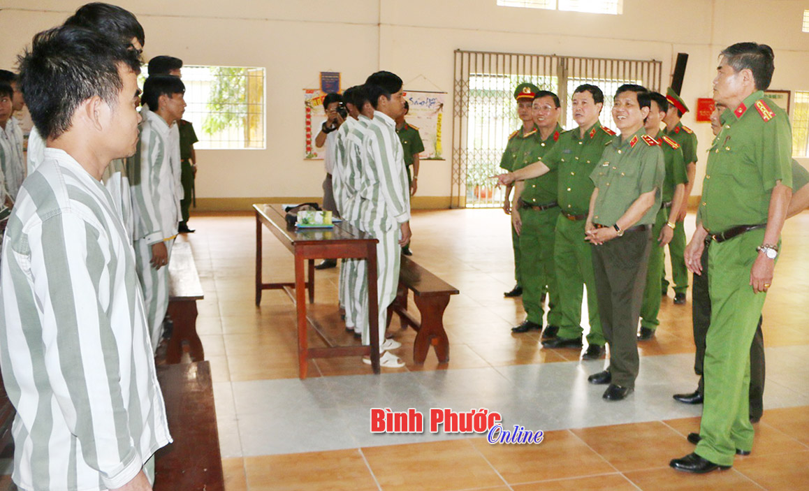 Thứ trưởng Nguyễn Văn Sơn hỏi thăm về đời sống, sinh hoạt, học tập cải tạo của các phạm nhân.