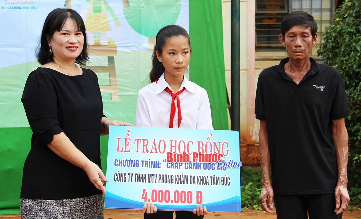 Em Lê Thị Ngọc Mây nhận học bổng từ chương trình “Chắp cánh ước mơ”