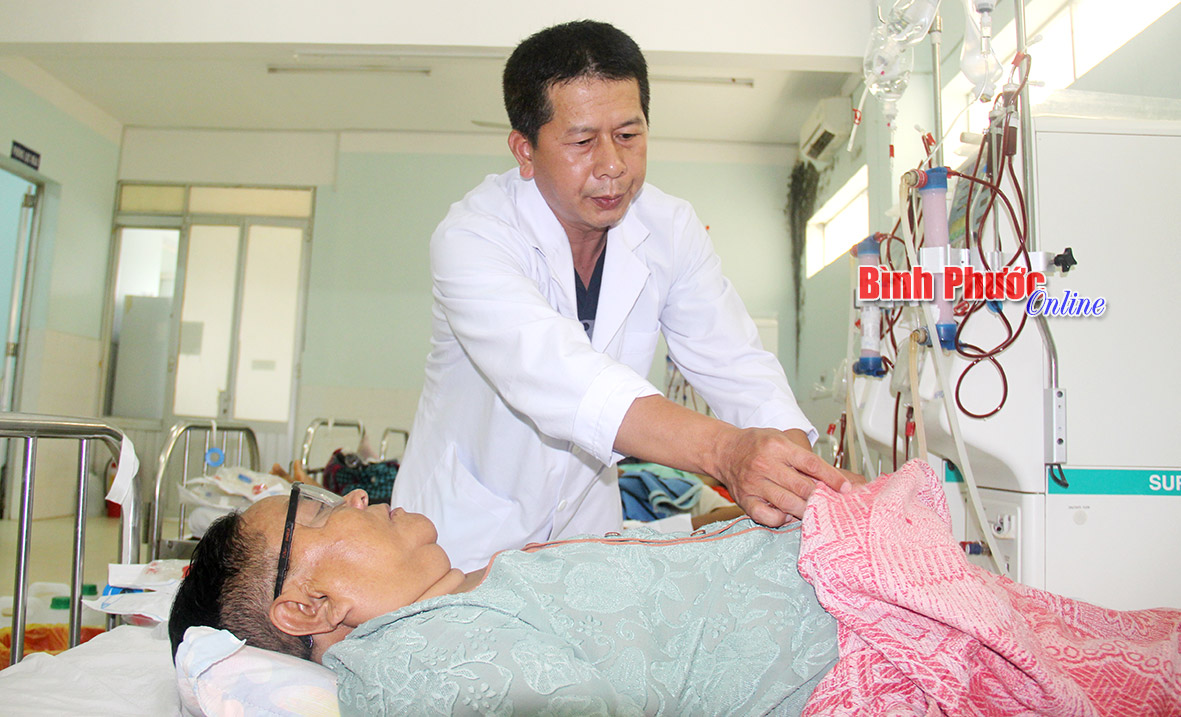 Bác sĩ Lê Thành Chung ân cần chăm sóc người bệnh