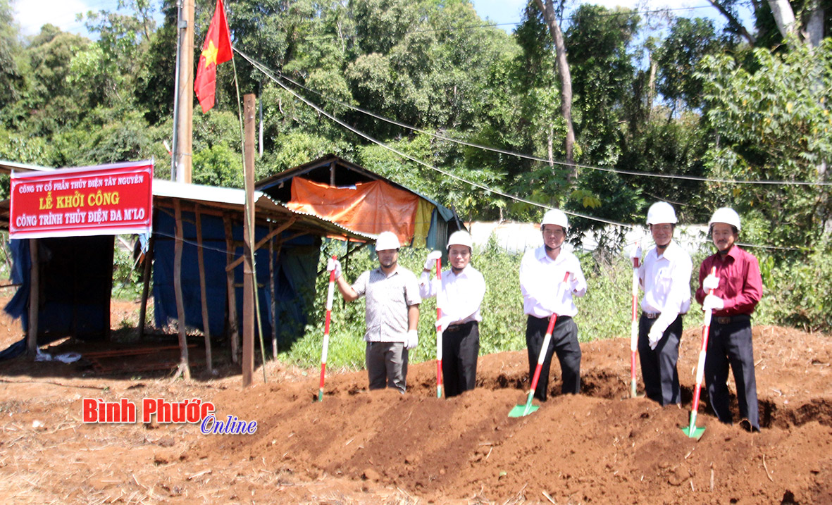 Các đại biểu phát động khởi công công trình thủy điện Đa M’Lo tại xã Đồng Nai (Bù Đăng)