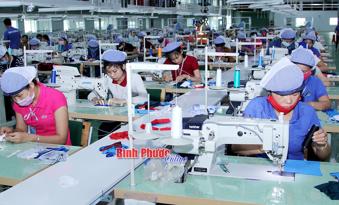 Công nhân Công ty TNHH New Apparel Far Eastern, Khu công nghiệp Bắc Đồng Phú (Đồng Phú) trong giờ làm việc - Ảnh: Sỹ Hòa
