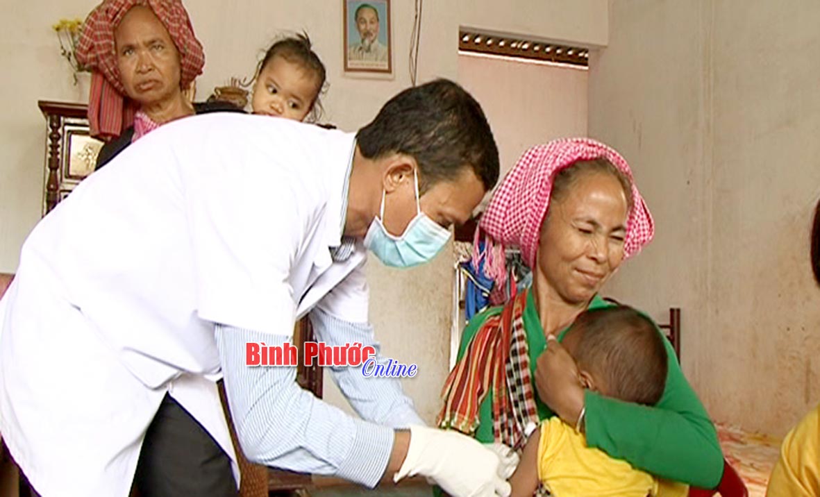 Nhân viên Trạm Y tế xã Lộc Tấn chích ngừa cho các bé