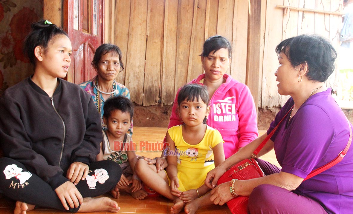 Bà Lê Thị Thúy, nhân viên y tế thôn 4, xã Bình Minh (bìa phải) tuyên truyền, vận động phụ nữ DTTS mang thai tiêm ngừa VAT