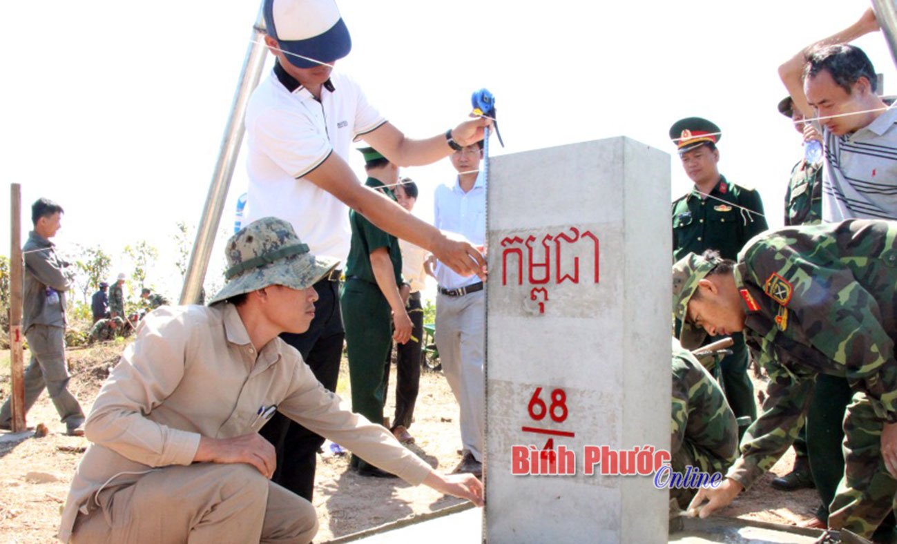 Lực lượng phân giới cắm mốc Campuchia kiểm tra quy cách cột mốc phụ mà Việt Nam xây dựng
