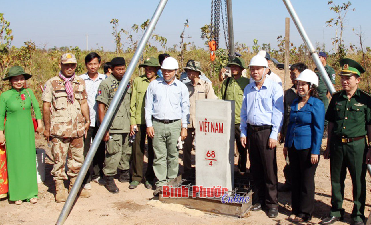 Phó chủ tịch UBND tỉnh Huỳnh Anh Minh cùng lãnh đạo các đơn vị và lực lượng phân giới cắm mốc Campuchia chứng kiến việc xây dựng mốc phụ 68/4