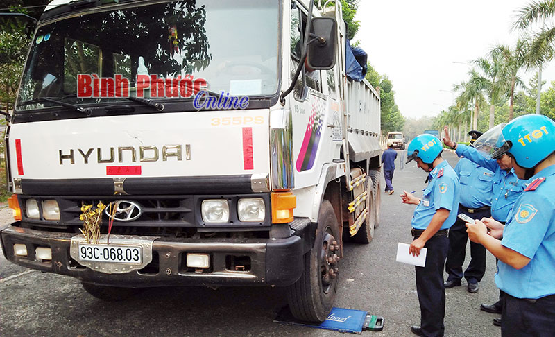 Bắt xe chở cát quá tải, rơi vãi xuống đường