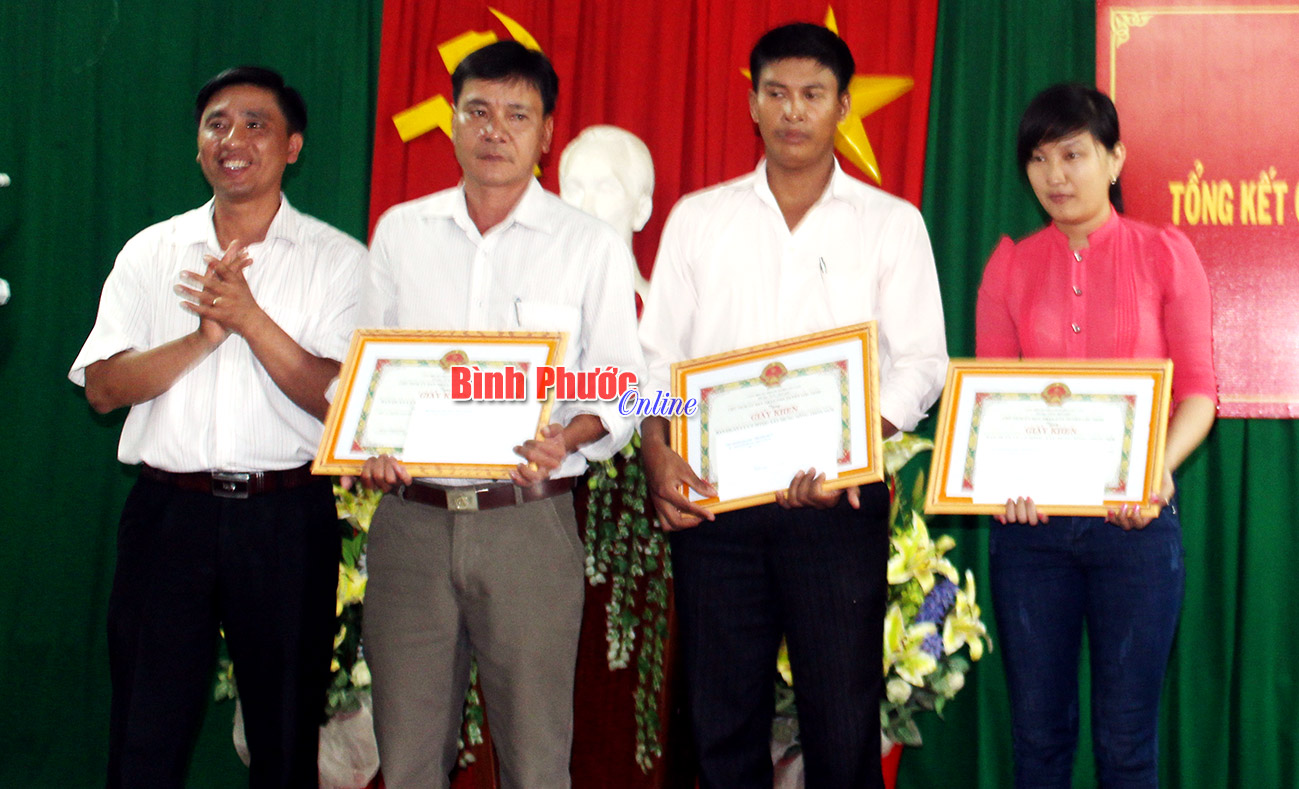 Phó chủ tịch UBND huyện Nguyễn Gia Hòa tặng giấy khen cho 3 tập thể 