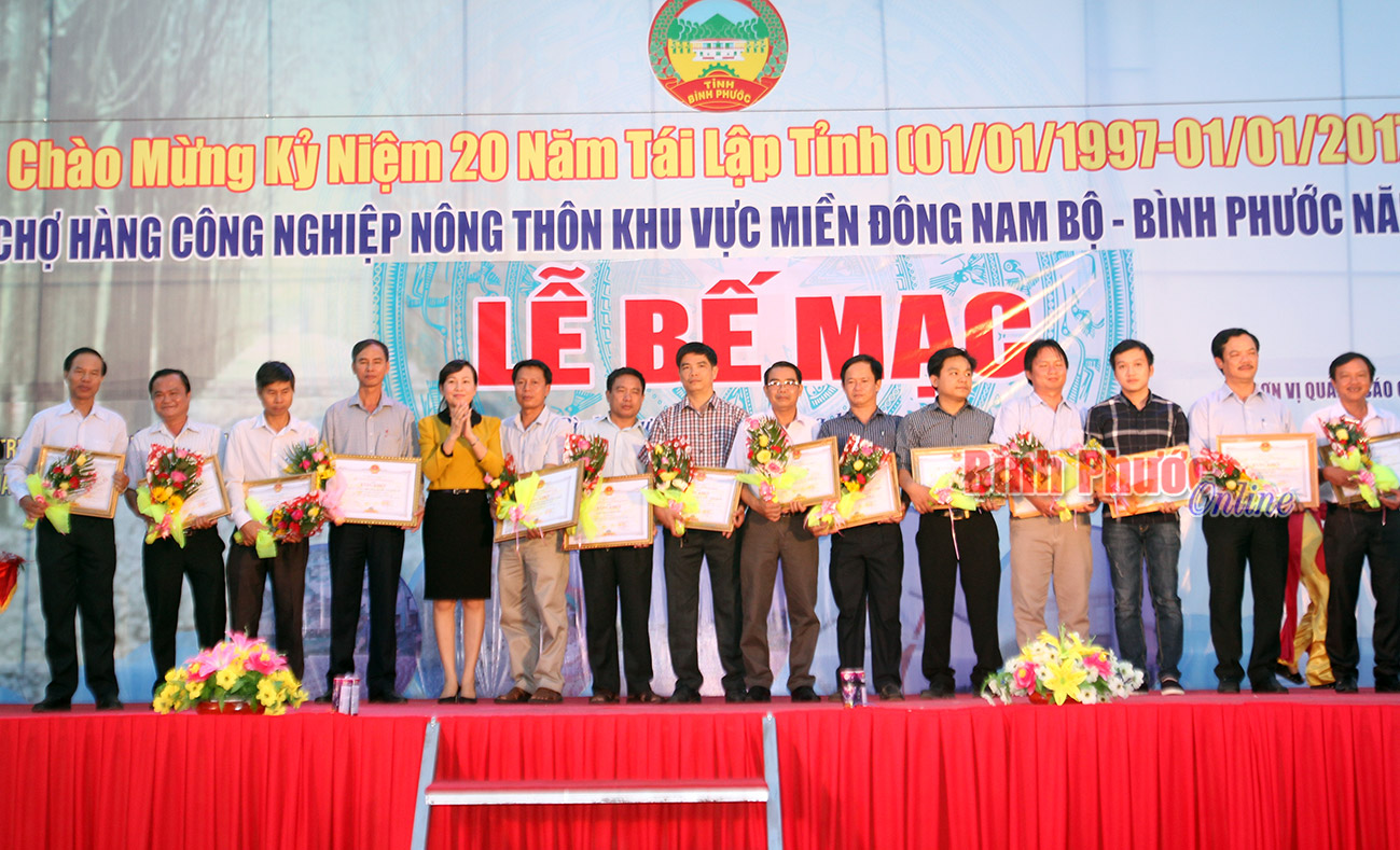 Phó chủ tịch UBND tỉnh Huỳnh Thị Hằng tặng bằng khen cho các tập thể có thành tích xuất sắc tại hội chợ