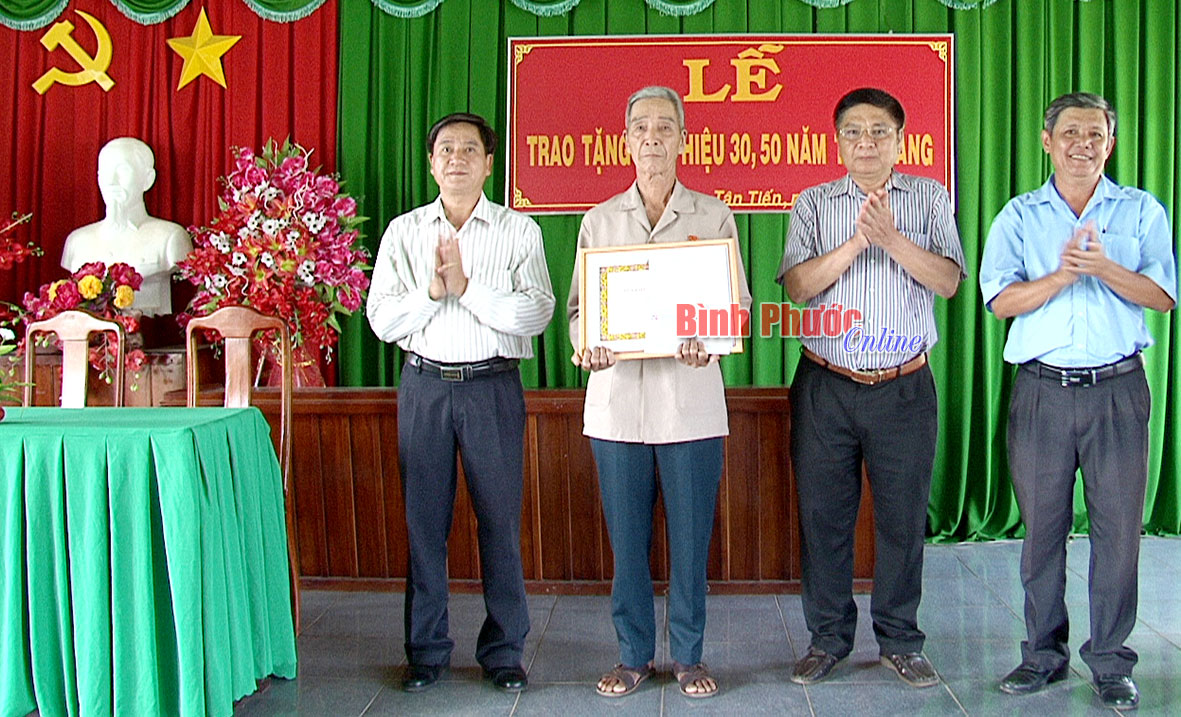 Đồng chí Lê Tấn Dưỡng nhận Huy hiệu 30 năm tuổi Đảng