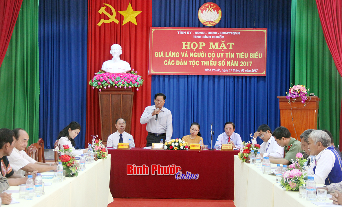 Định kỳ hằng năm, c&aacute;c cấp ch&iacute;nh quyền tổ chức họp mặt nhằm cung cấp th&ocirc;ng tin cho người c&oacute; uy t&iacute;n. Trong ảnh: Cuộc họp mặt gi&agrave; l&agrave;ng v&agrave; người c&oacute; uy t&iacute;n ti&ecirc;u biểu c&aacute;c d&acirc;n tộc thiểu số tỉnh năm 2017