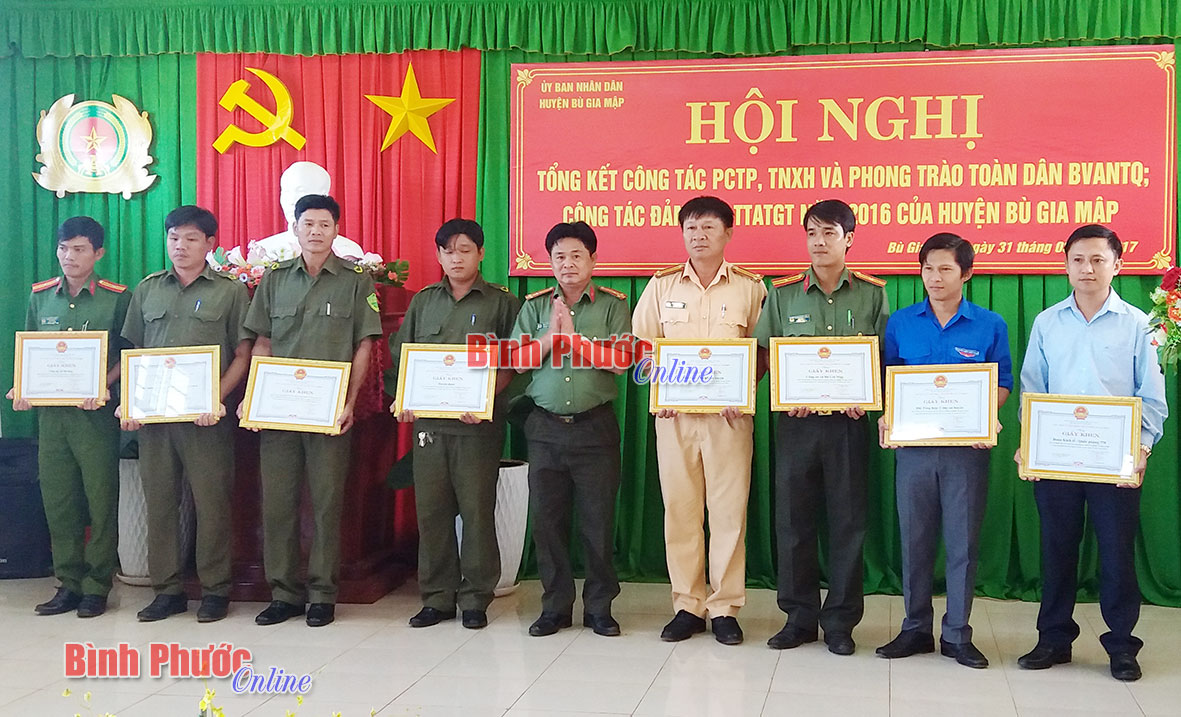 Thượng tá Phạm Văn Tốt, Trưởng công an huyện Bù Gia Mập trao giấy khen của UBND huyện cho các tập thể, cá nhân