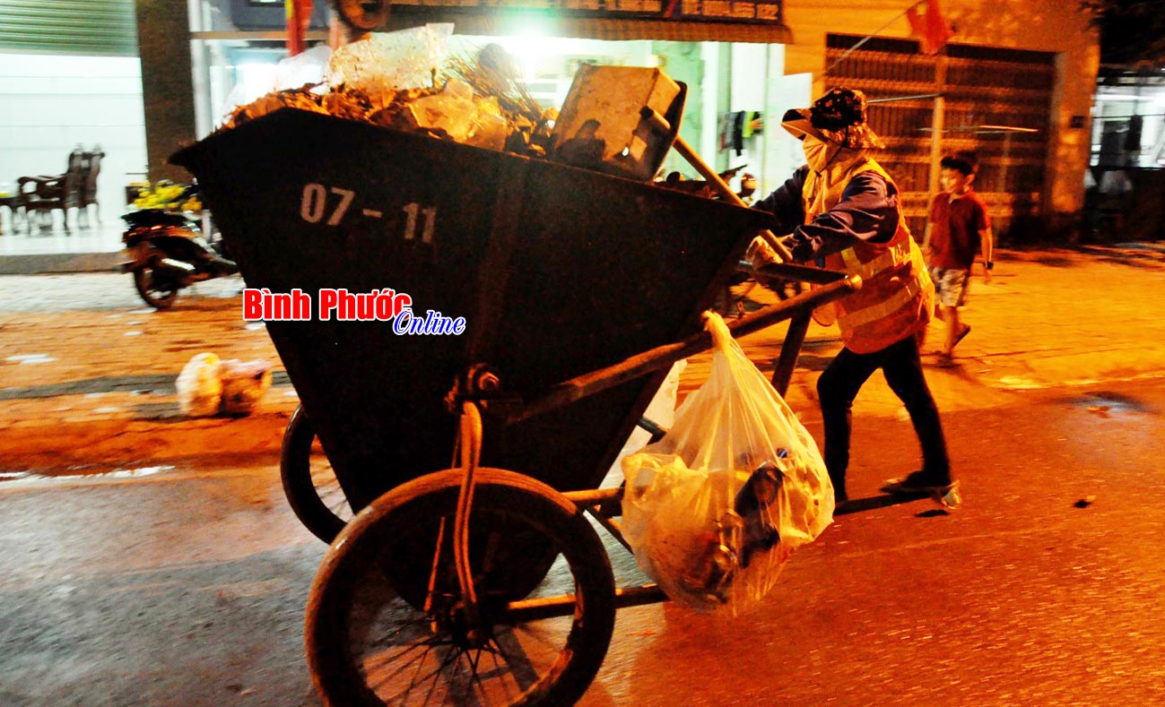 Bọc ve chai chị My nhặt, treo bên xe rác để tăng thu nhập cho gia đình 