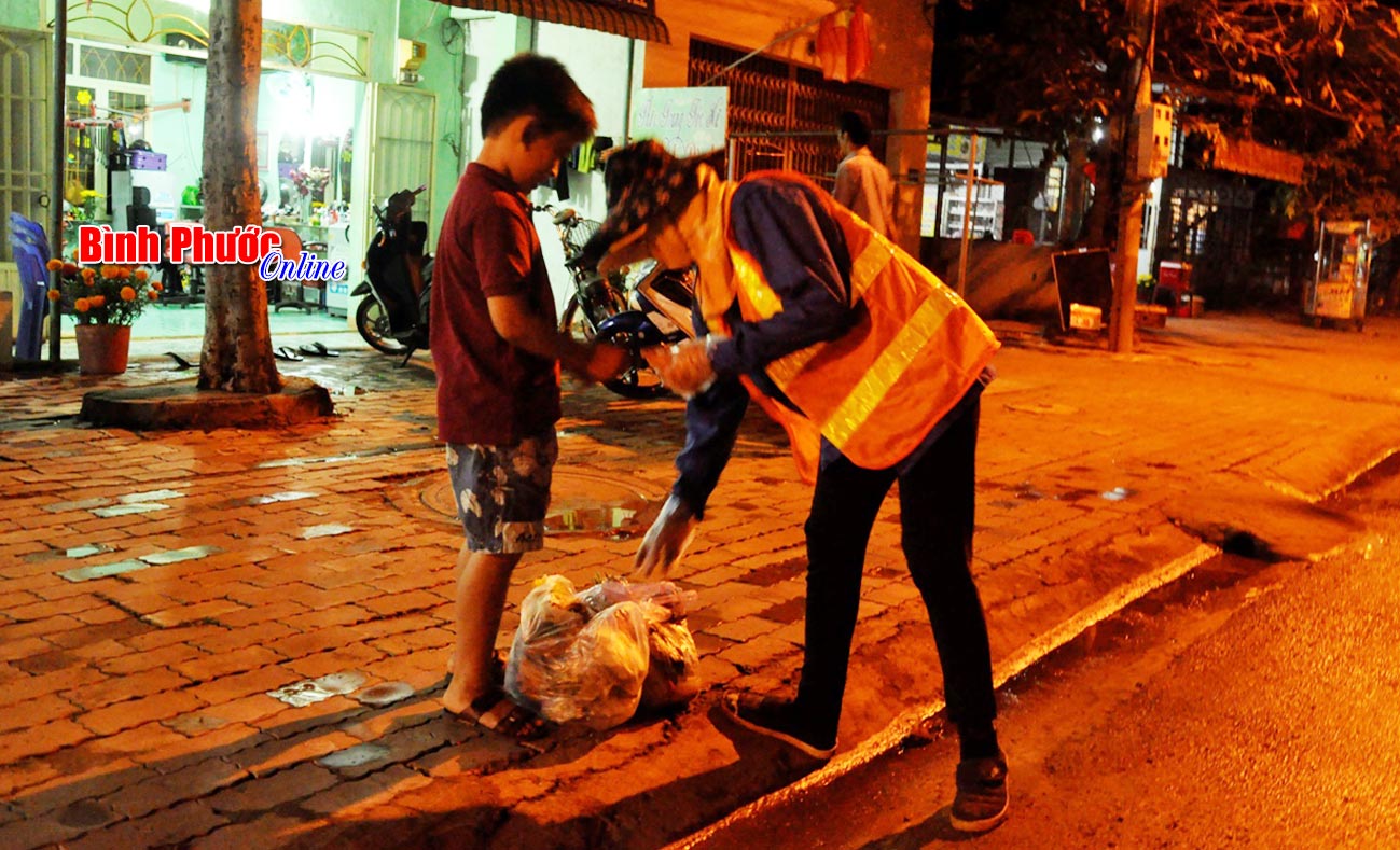 “Ba con nói lì xì năm mới cho cô”, tờ 10.000 đồng nhận từ tay cậu bé khiến chị My rất xúc động 
