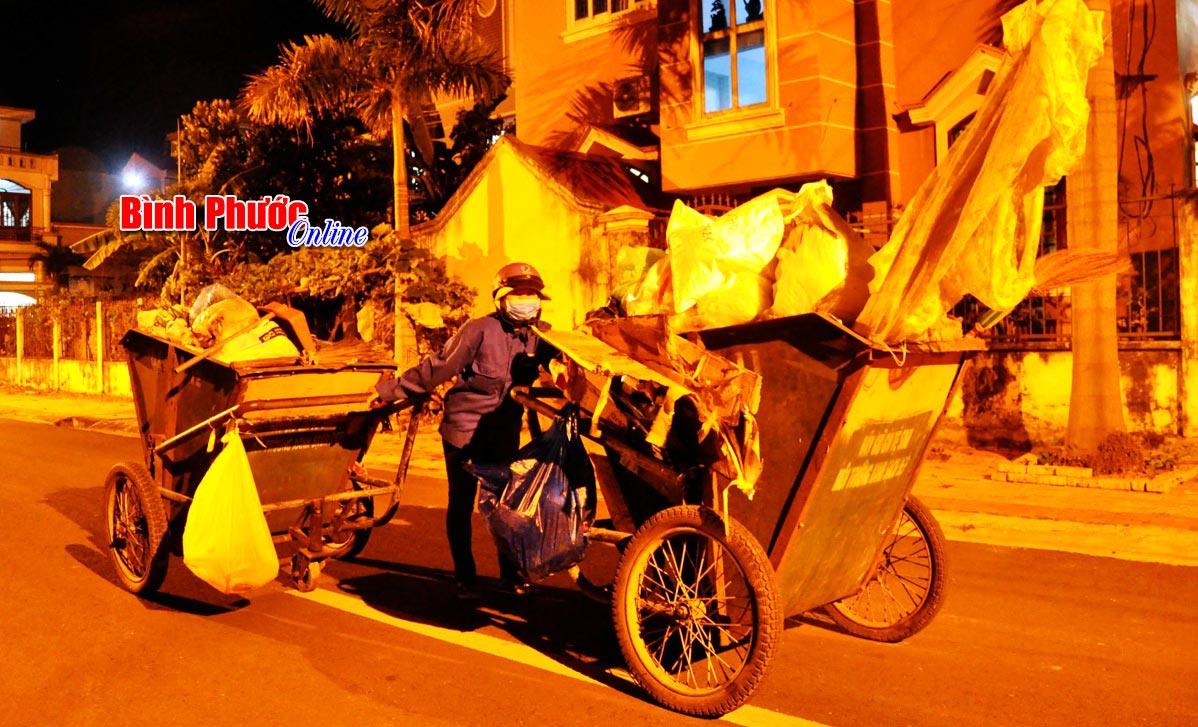 1 tay đẩy xe rác, 1 tay chị Trang kéo xe rác phía sau. Mình làm không kịp thì kéo theo bao nhiêu người đợi mình, không được về nhà nghỉ ngơi đón tết