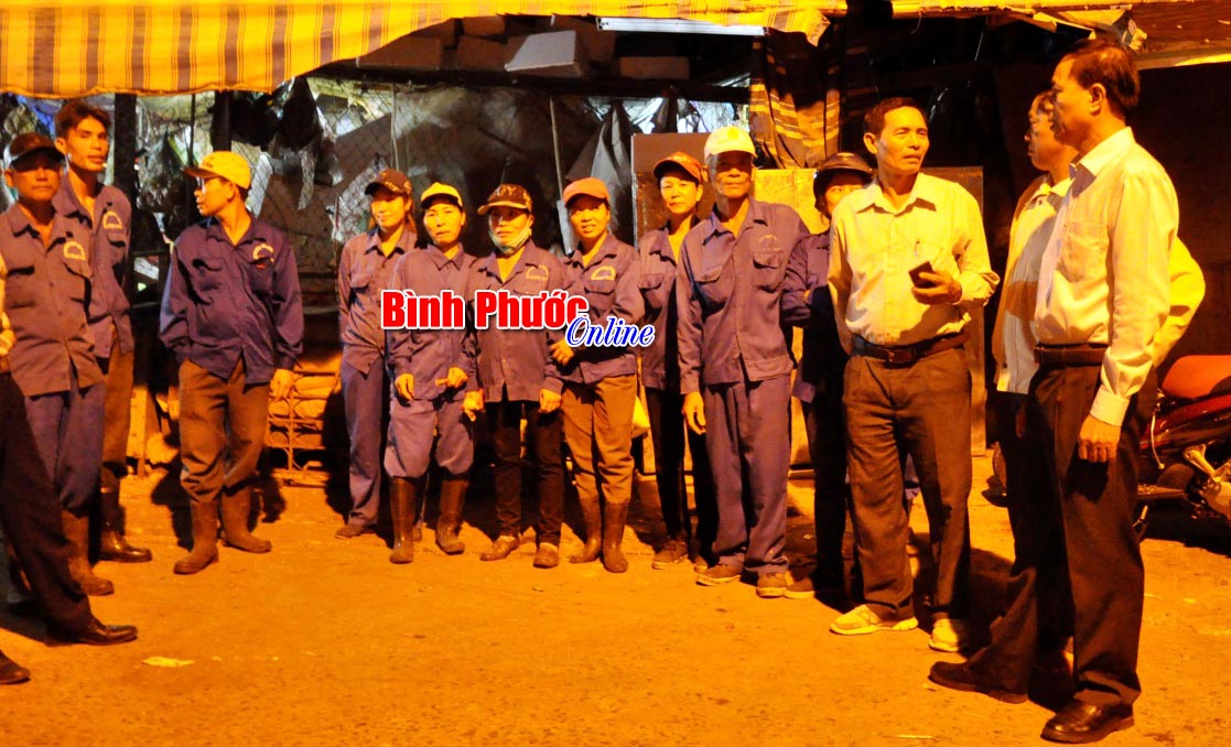 Phó chủ tịch UBND thị xã Đồng Xoài Giang Xuân Sơn động viên công nhân trực tiếp dọn vệ sinh chợ