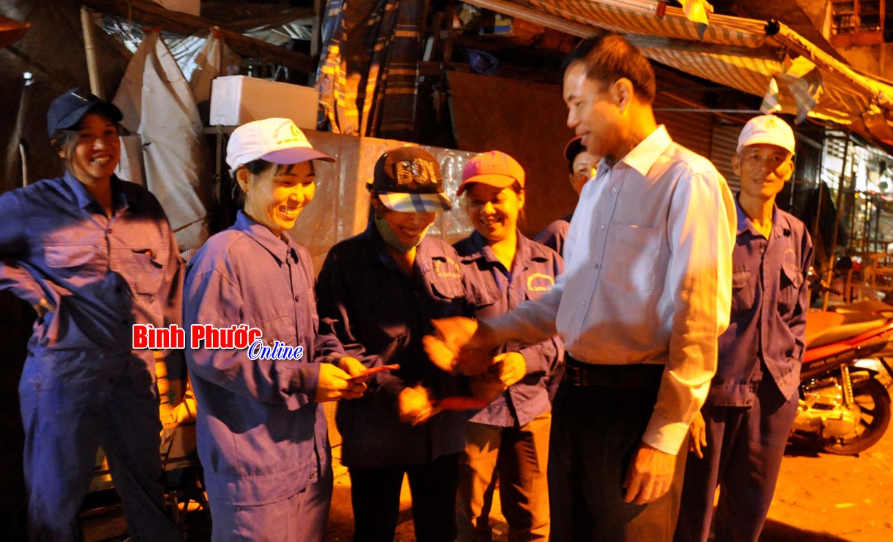 Phó chủ tịch UBND thị xã Đồng Xoài Giang Xuân Sơn lì xì năm mớicông nhân trực tiếp dọn vệ sinh chợ 