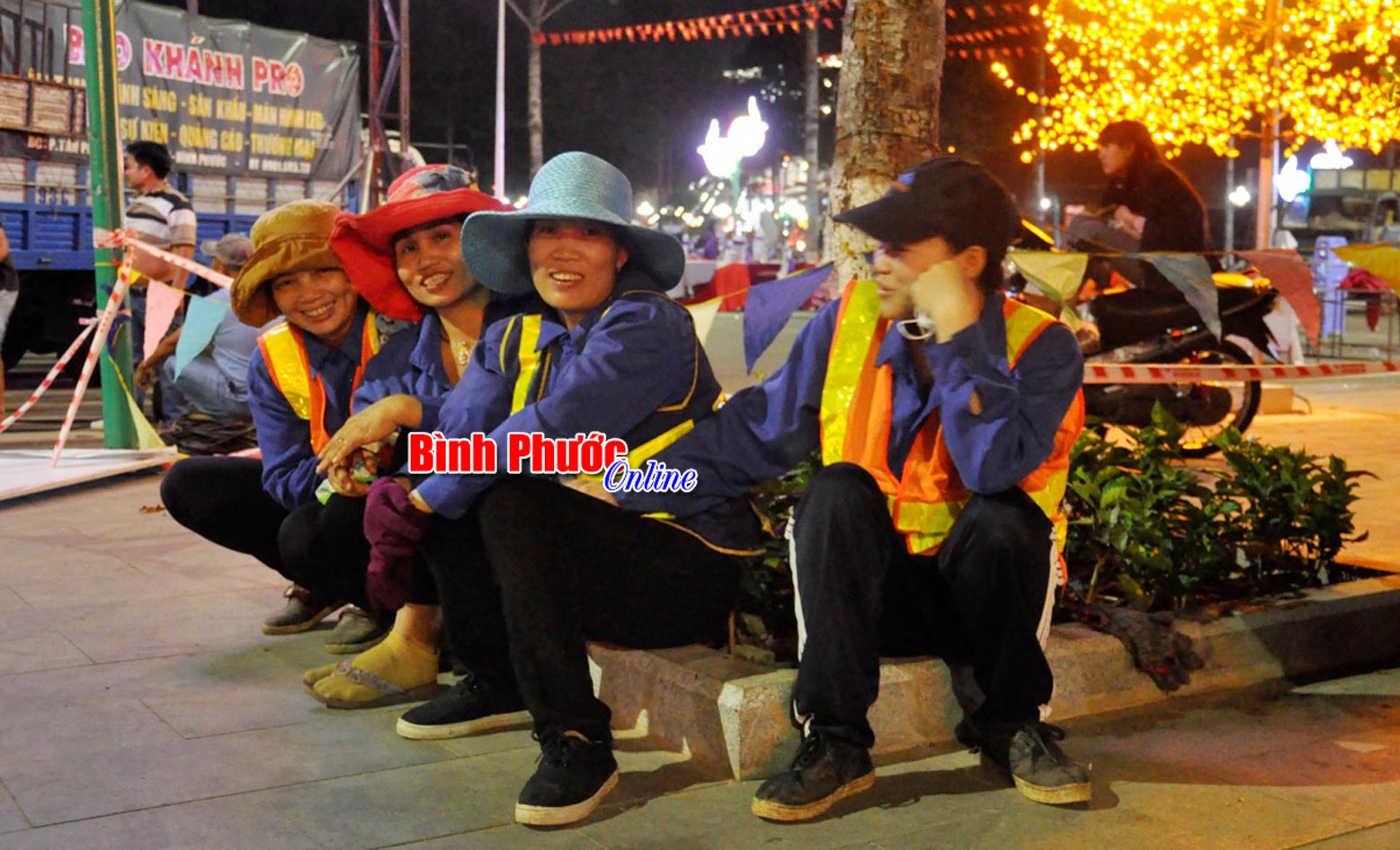 Dù vất vả, nhưng các chị luôn vui vẻ trong cuộc sống. Phút rảnh rỗi hiếm hoi của tổ dọn vệ sinh trong lúc chờ dọn sân khấu ở Quảng trường tỉnh