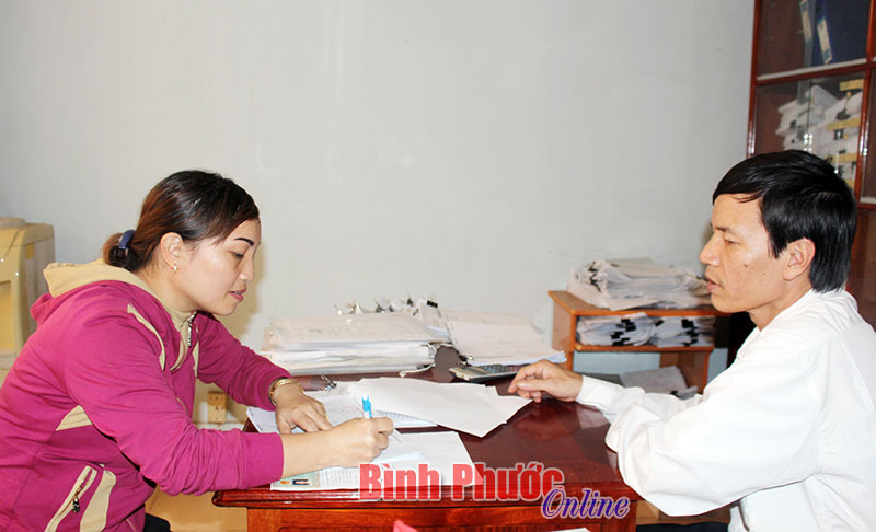 Nữ kế toán của một DN chế biến điều ở phường Long Phước kê khai thuế tại Chi cục Thuế thị xã Phước Long