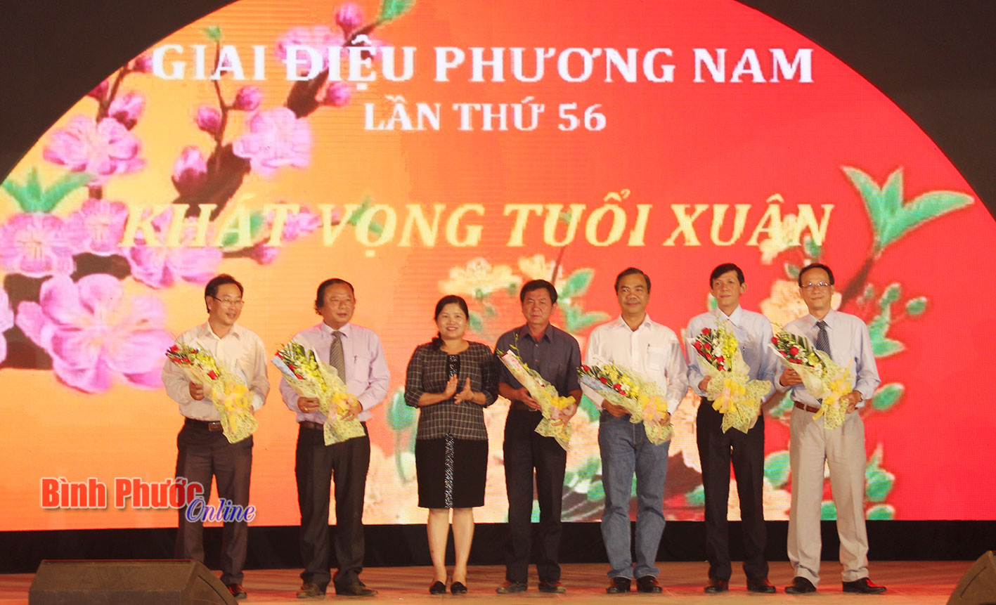 Phó bí thư thường trực Tỉnh ủy Trần Tuệ Hiền tặng hoa cho đại diện Ban tổ chức chương trình Giai điệu phương Nam